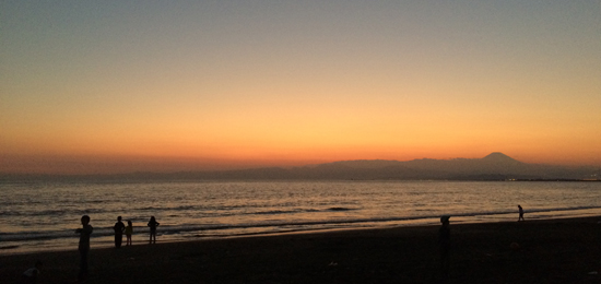 海岸の夕暮れ 富士山